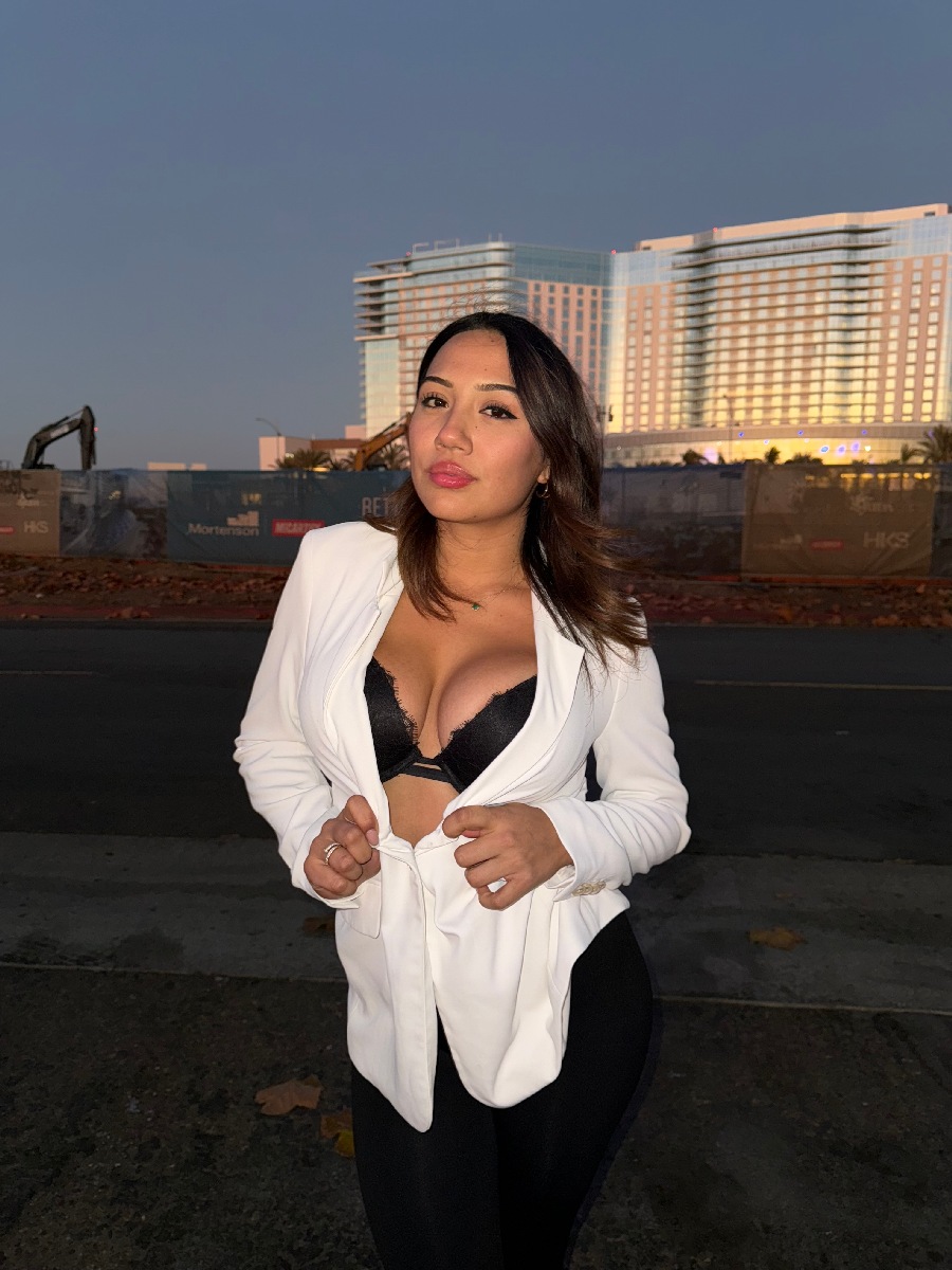 Take a pause and enjoy Ali Cruz — streaming from Aguascalientes